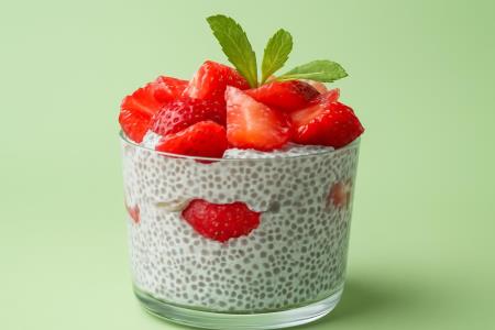 Getränk aus Erdbeeren und Chiasamen zur Entgiftung